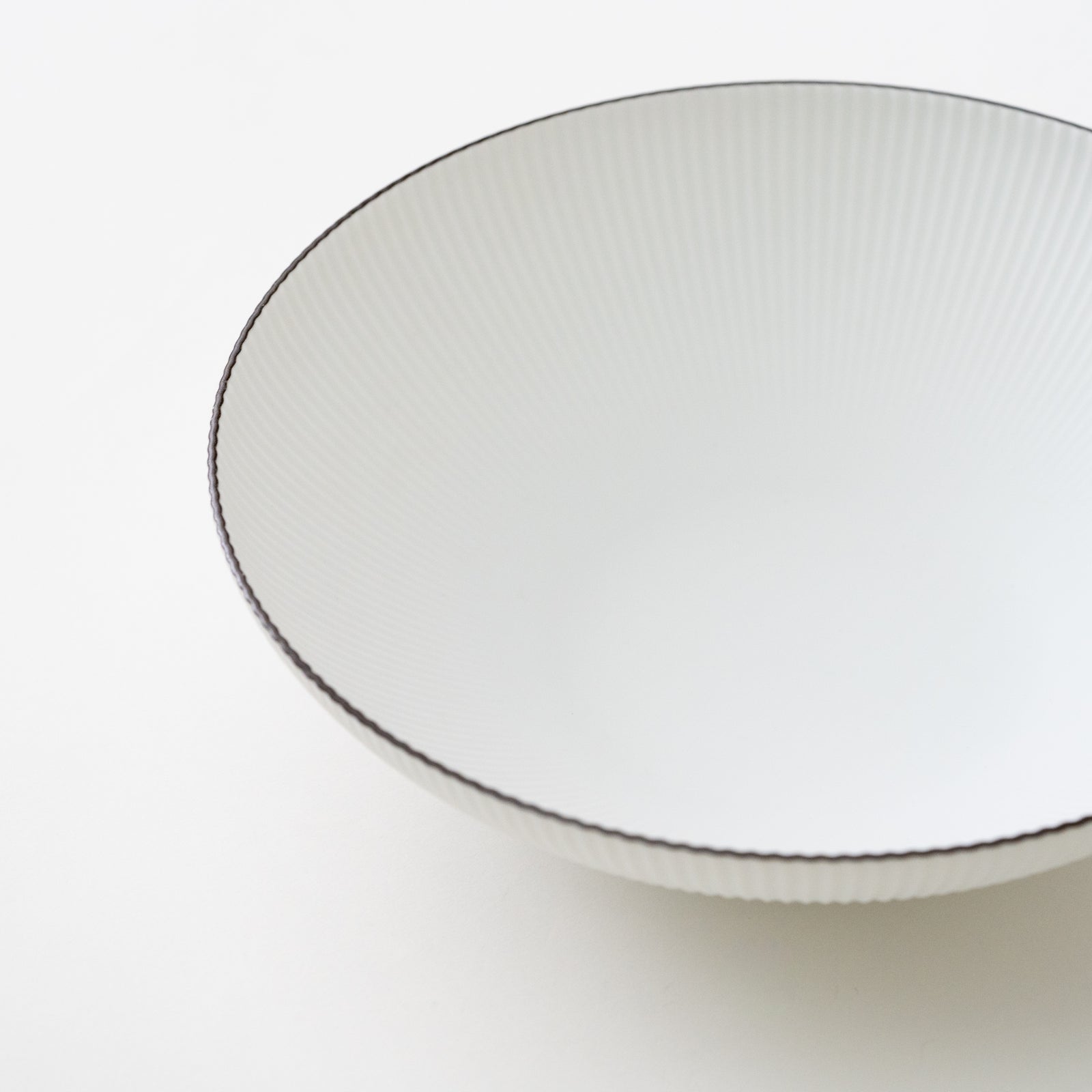 鎬 白磁ブラスト BOWL/Lふち錆あり 鎬 白磁ブラスト Bowl/M ふち錆あり – HULS GALLERY TOKYO | 現代工芸