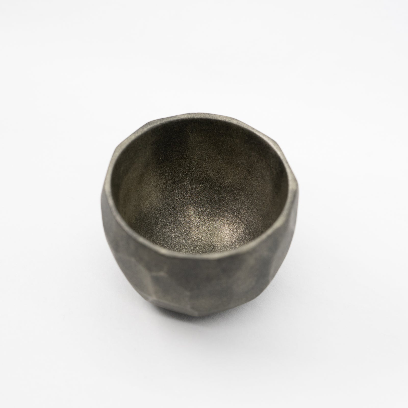 冨樫孝男 / 四分一塗 乱面取ぐい呑 – HULS GALLERY TOKYO | 現代工芸