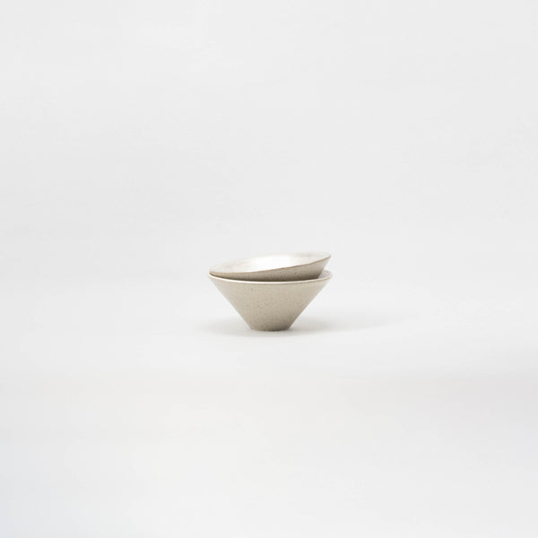 <transcy>Silver Tea Cup (Outside:White)</transcy>