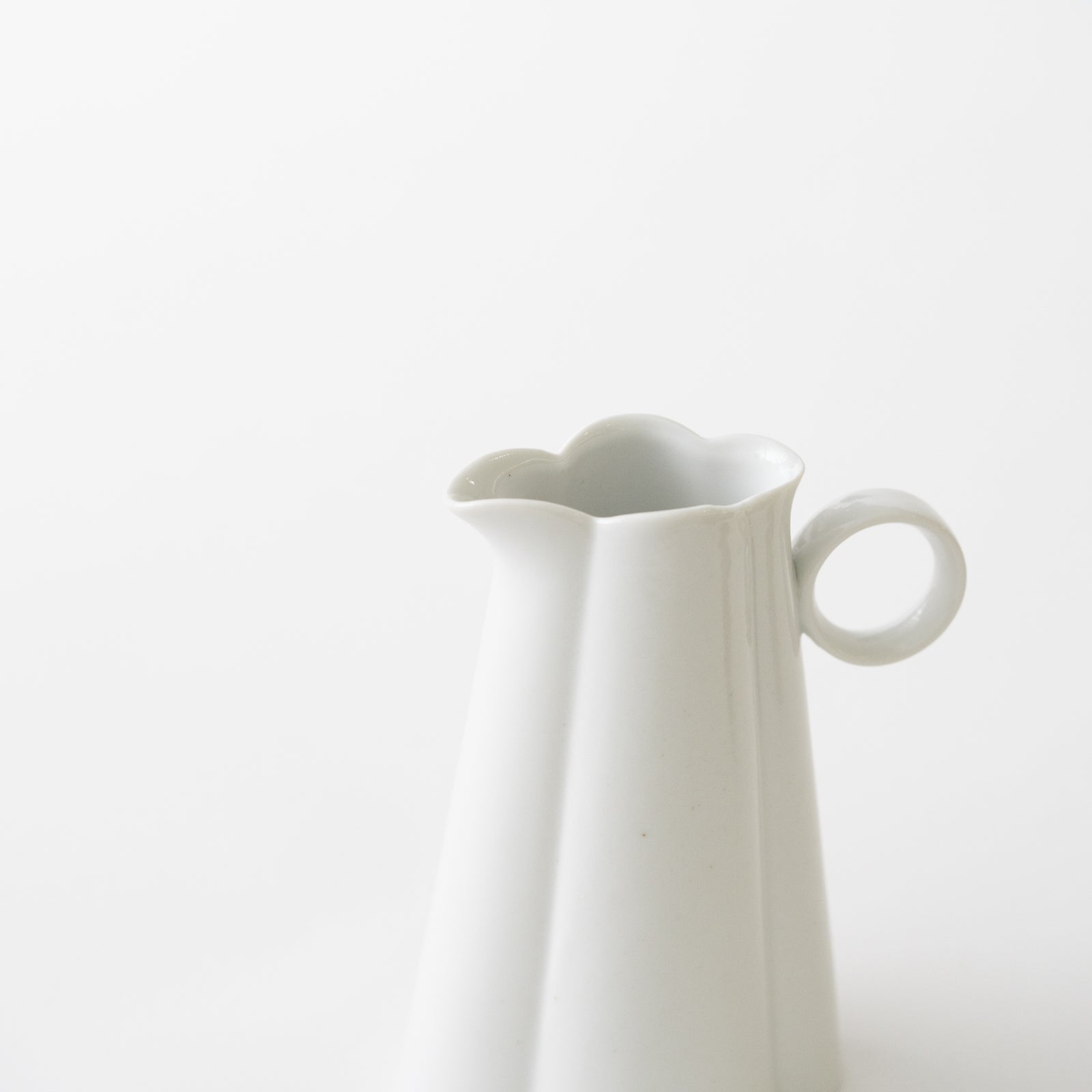 白瓷（初期伊万里釉） 花型1合片口 – HULS GALLERY TOKYO | 現代工芸