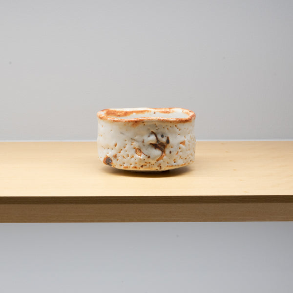 <transcy>Ryotaro Kato / Shino Tea Bowl (One-of-a-kind)</transcy>