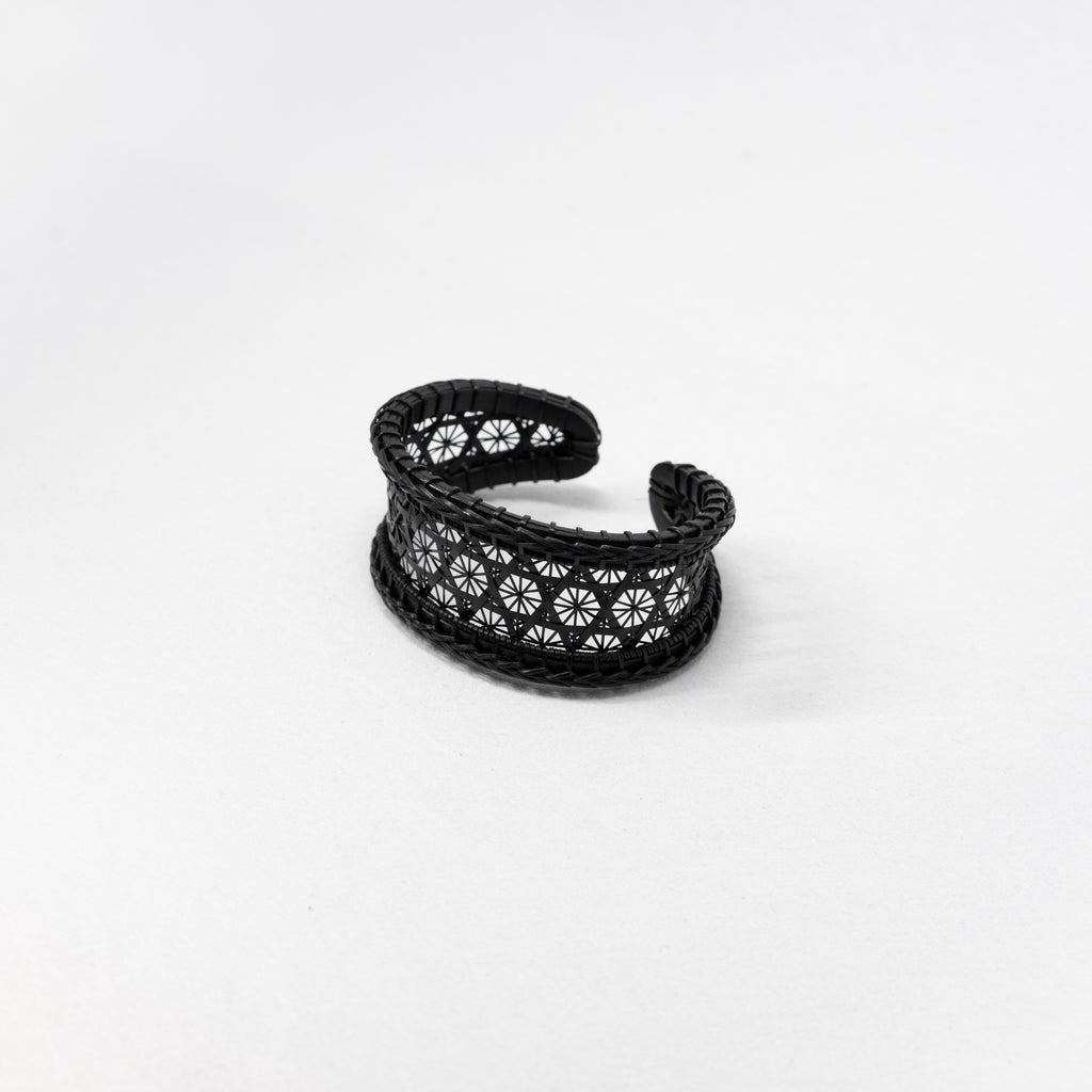 他の人はこちらも検索 Chrysanthemum Bangle / Ogura Chiemi (Black) GALLERY HULS – 七五三