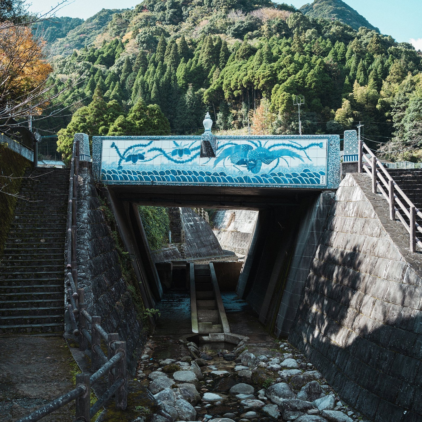 キュイールデザイン地紋尽くし木甲型香水瓶 – HULS GALLERY TOKYO